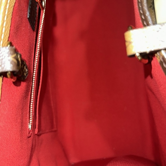 Louis Vuitton Brown Tote Bag with Iconic Monogram Design and Structured Shape - Picture 7 of 8